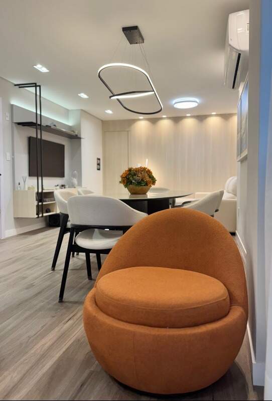 Apartamento à venda no Meia Praia: 