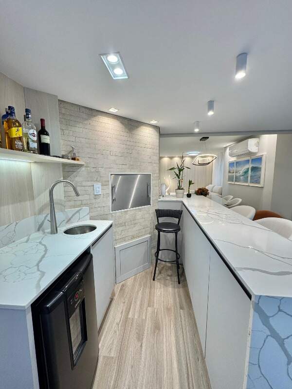 Apartamento à venda no Meia Praia: 