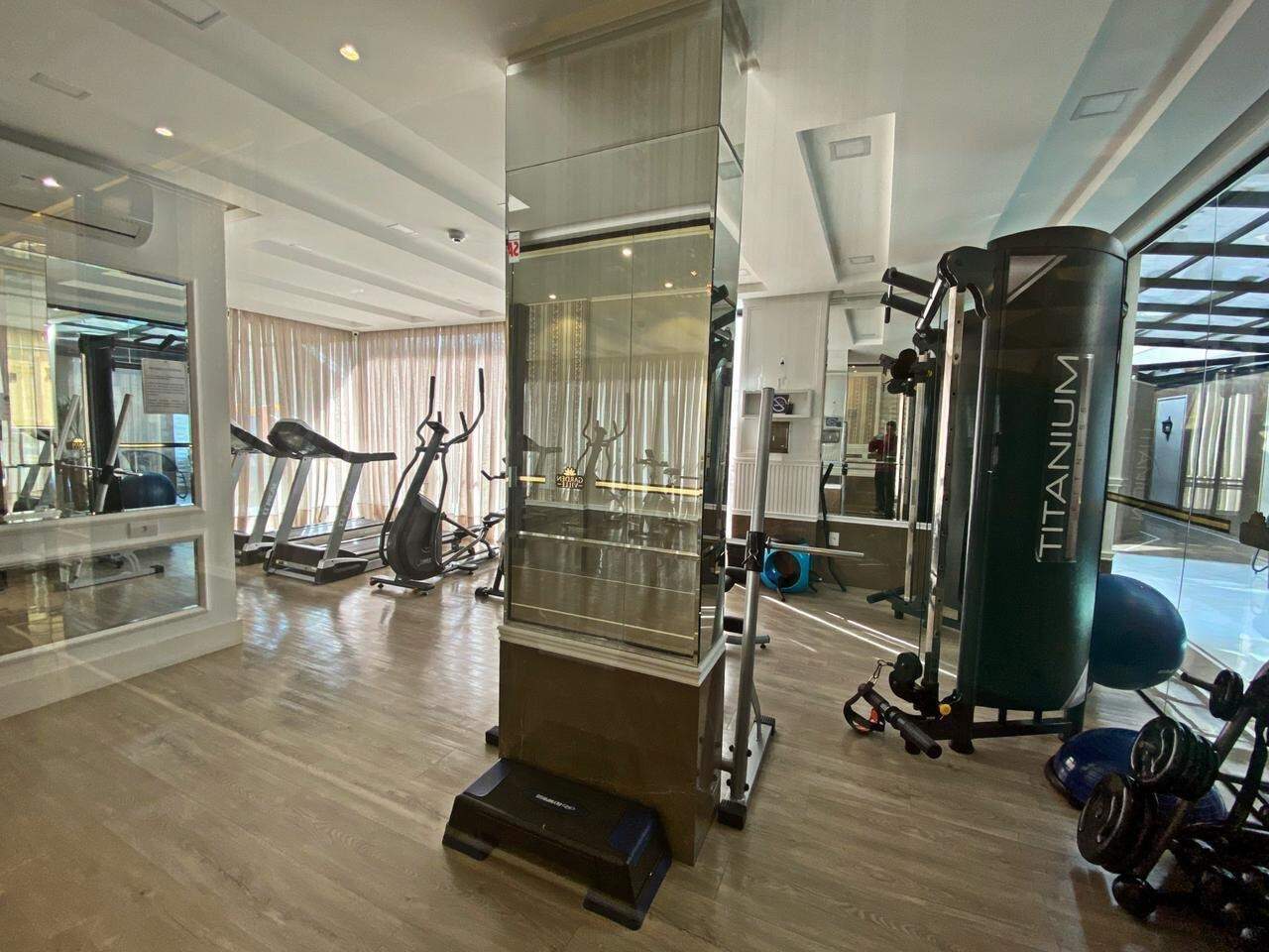 Apartamento à venda no Meia Praia: