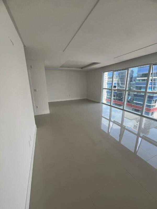 Apartamento à venda no Meia Praia: 