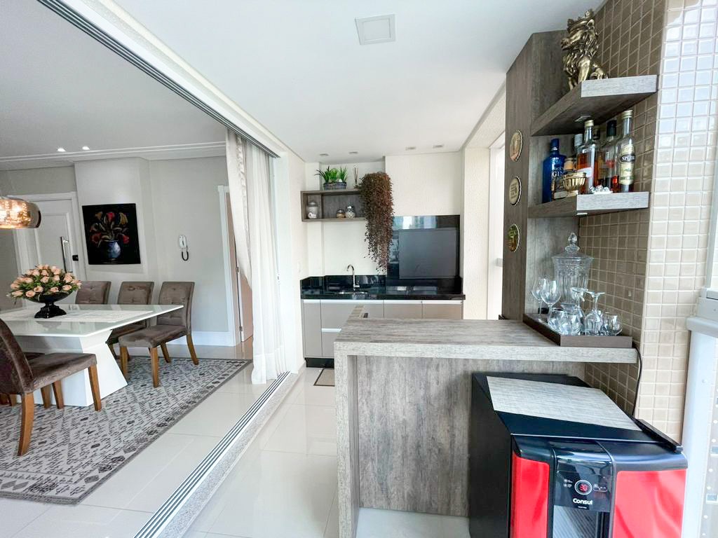 Apartamento à venda no Meia Praia: Área gourmet com churrasqueira 