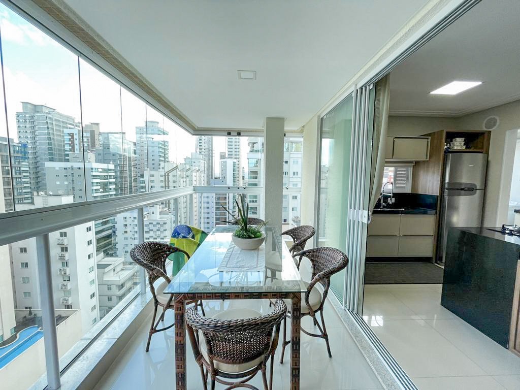 Apartamento à venda no Meia Praia: Sacada 