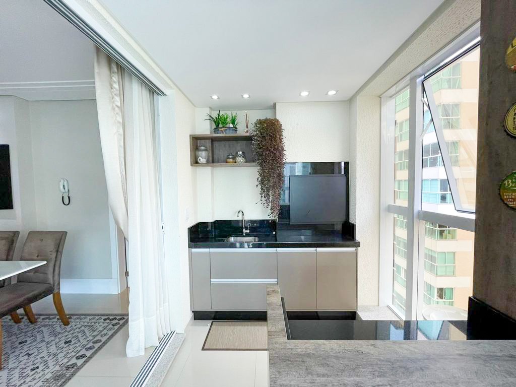 Apartamento à venda no Meia Praia: Área gourmet 