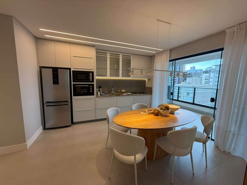 Apartamento à venda no Meia Praia: