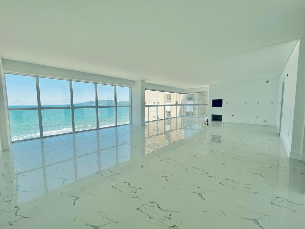 Apartamento à venda no Meia Praia: 