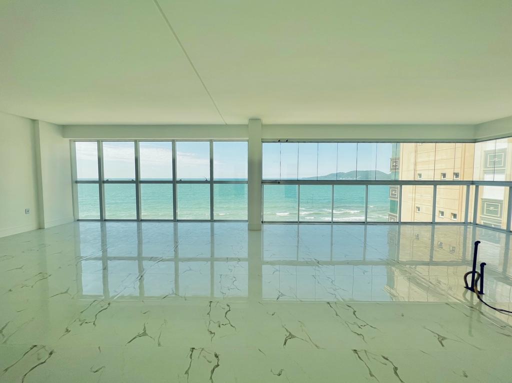 Apartamento à venda no Meia Praia: 