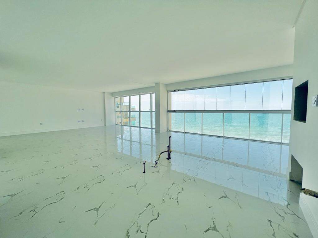 Apartamento à venda no Meia Praia: 