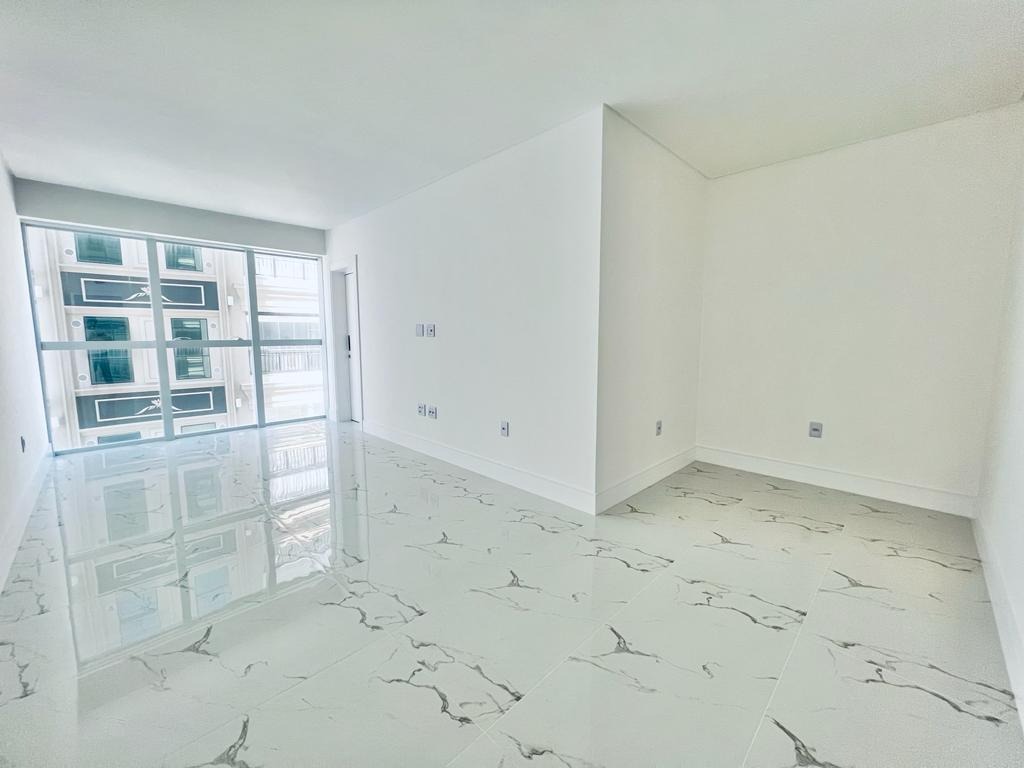 Apartamento à venda no Meia Praia: 