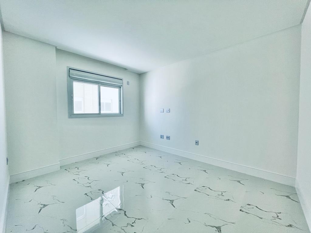 Apartamento à venda no Meia Praia: 