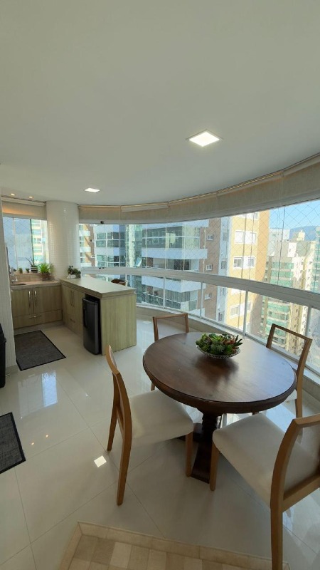 Apartamento à venda no Meia Praia: 