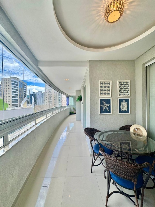 Apartamento à venda no Meia Praia: 