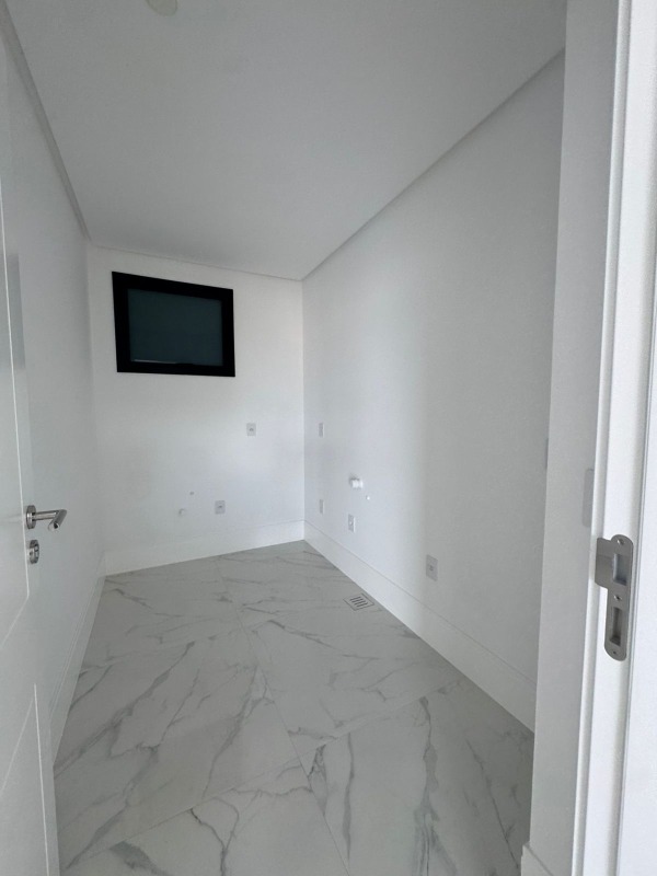 Apartamento à venda no Meia Praia: 