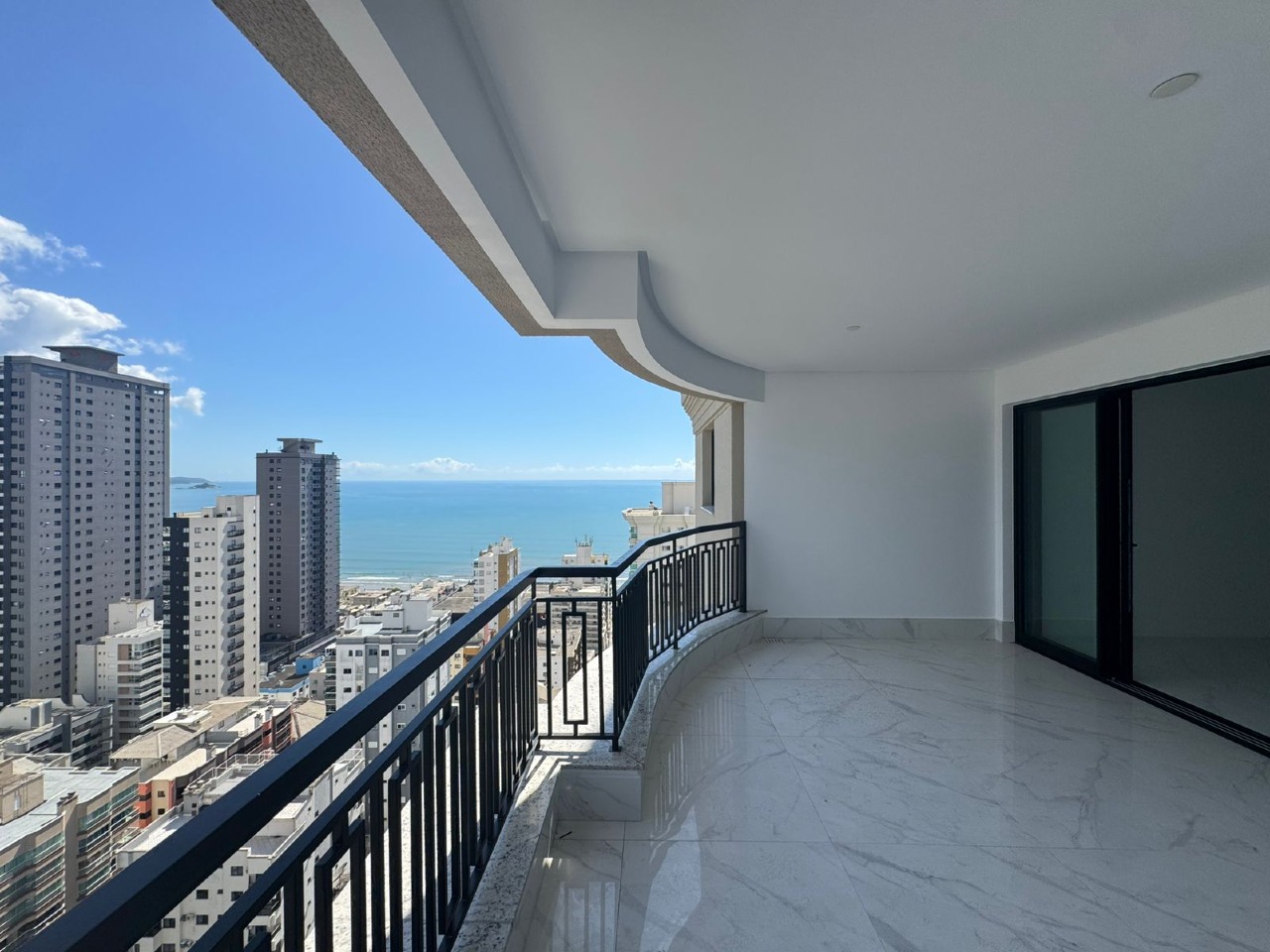 Apartamento à venda no Meia Praia: 