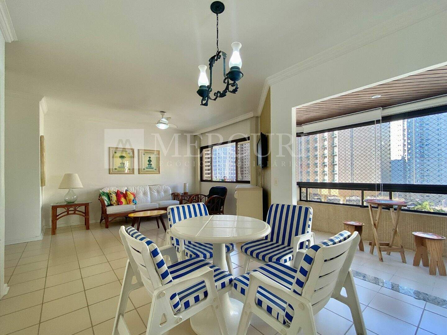 Apartamento à venda no Jardim Astúrias: Desfrute de apartamentos a venda no Guarujá na Praia das Astúrias, ideais para quem busca tranquilidade, com a ajuda de uma imobiliária em Guarujá.