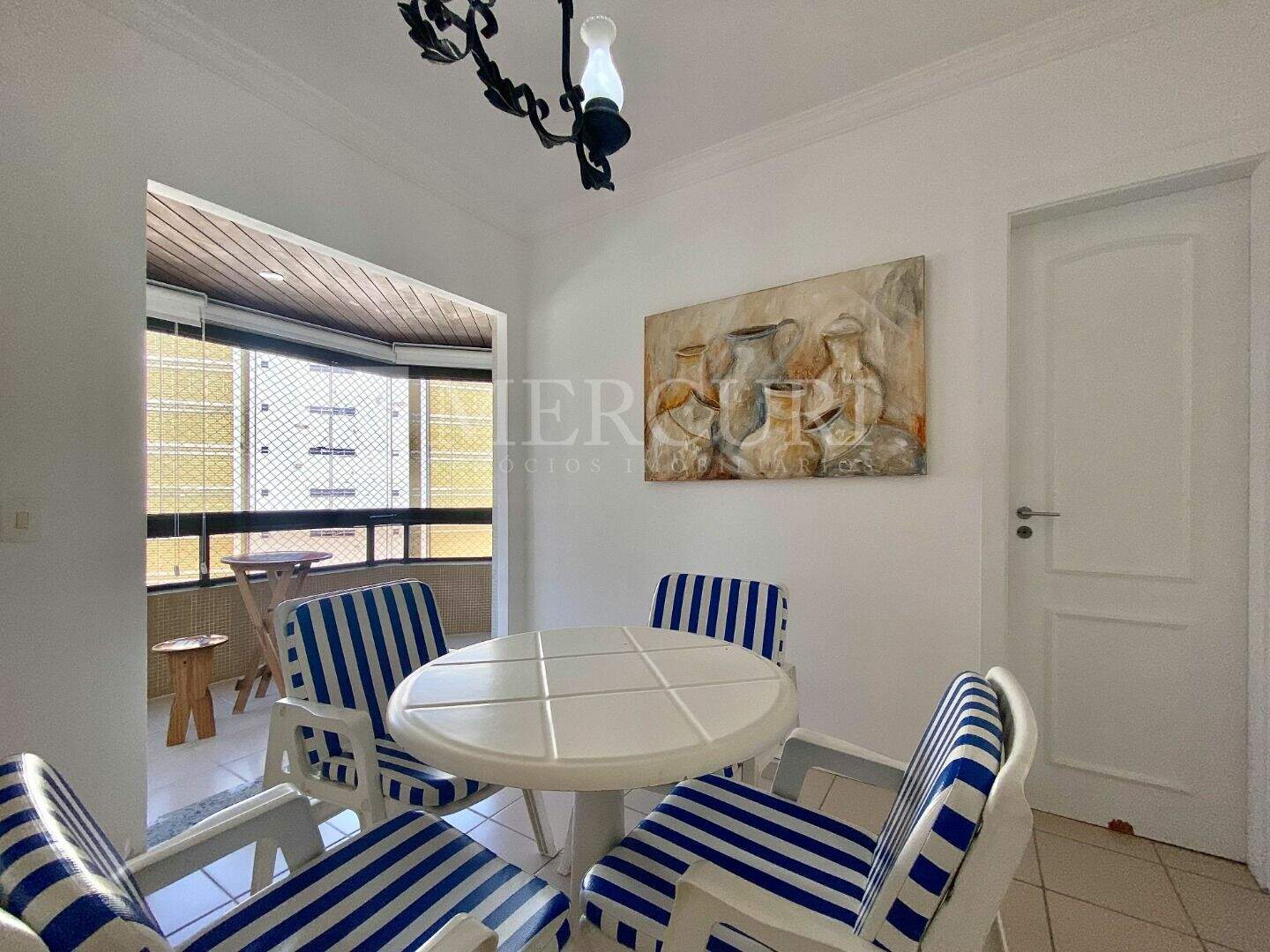 Apartamento à venda no Jardim Astúrias: Desfrute de apartamentos a venda no Guarujá na Praia das Astúrias, ideais para quem busca tranquilidade, com a ajuda de uma imobiliária em Guarujá.