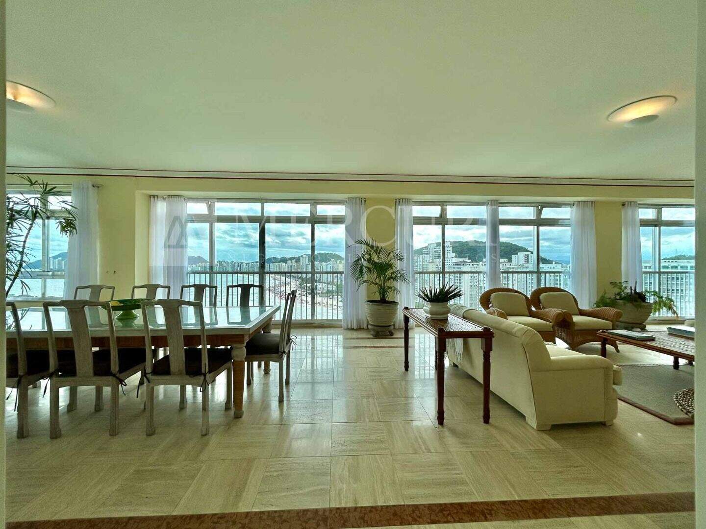 Apartamento à venda no Enseada: Variedade de apartamentos a venda no guarujá na Praia das Pitangueiras, ofertados pelas principais imobiliárias em guarujá da região.