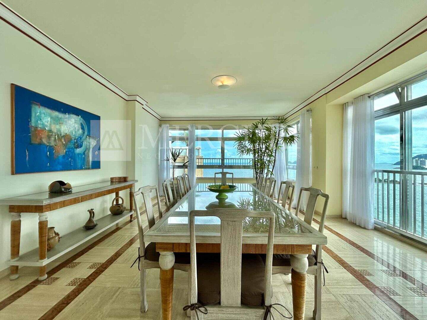 Apartamento à venda no Enseada: Variedade de apartamentos a venda no guarujá na Praia das Pitangueiras, ofertados pelas principais imobiliárias em guarujá da região.
