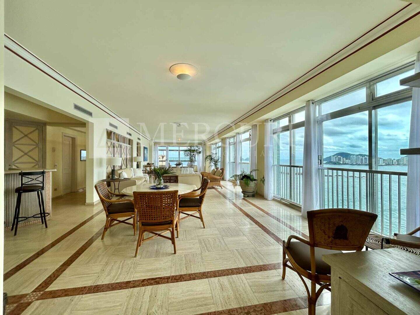 Apartamento à venda no Enseada: Variedade de apartamentos a venda no guarujá na Praia das Pitangueiras, ofertados pelas principais imobiliárias em guarujá da região.