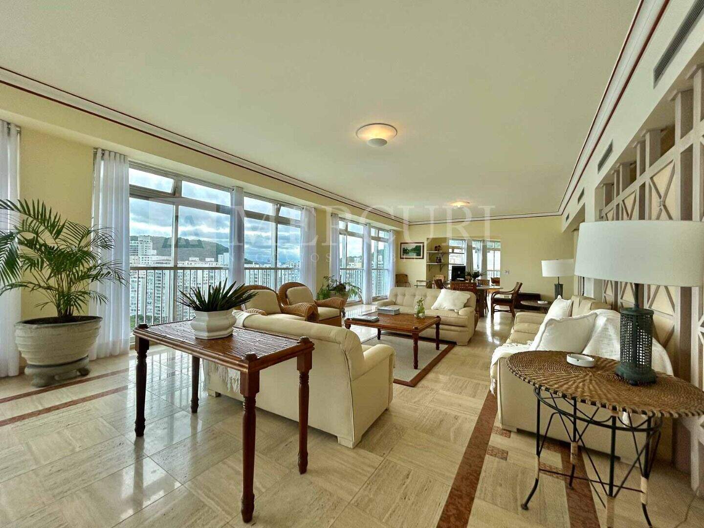 Apartamento à venda no Enseada: Variedade de apartamentos a venda no guarujá na Praia das Pitangueiras, ofertados pelas principais imobiliárias em guarujá da região.
