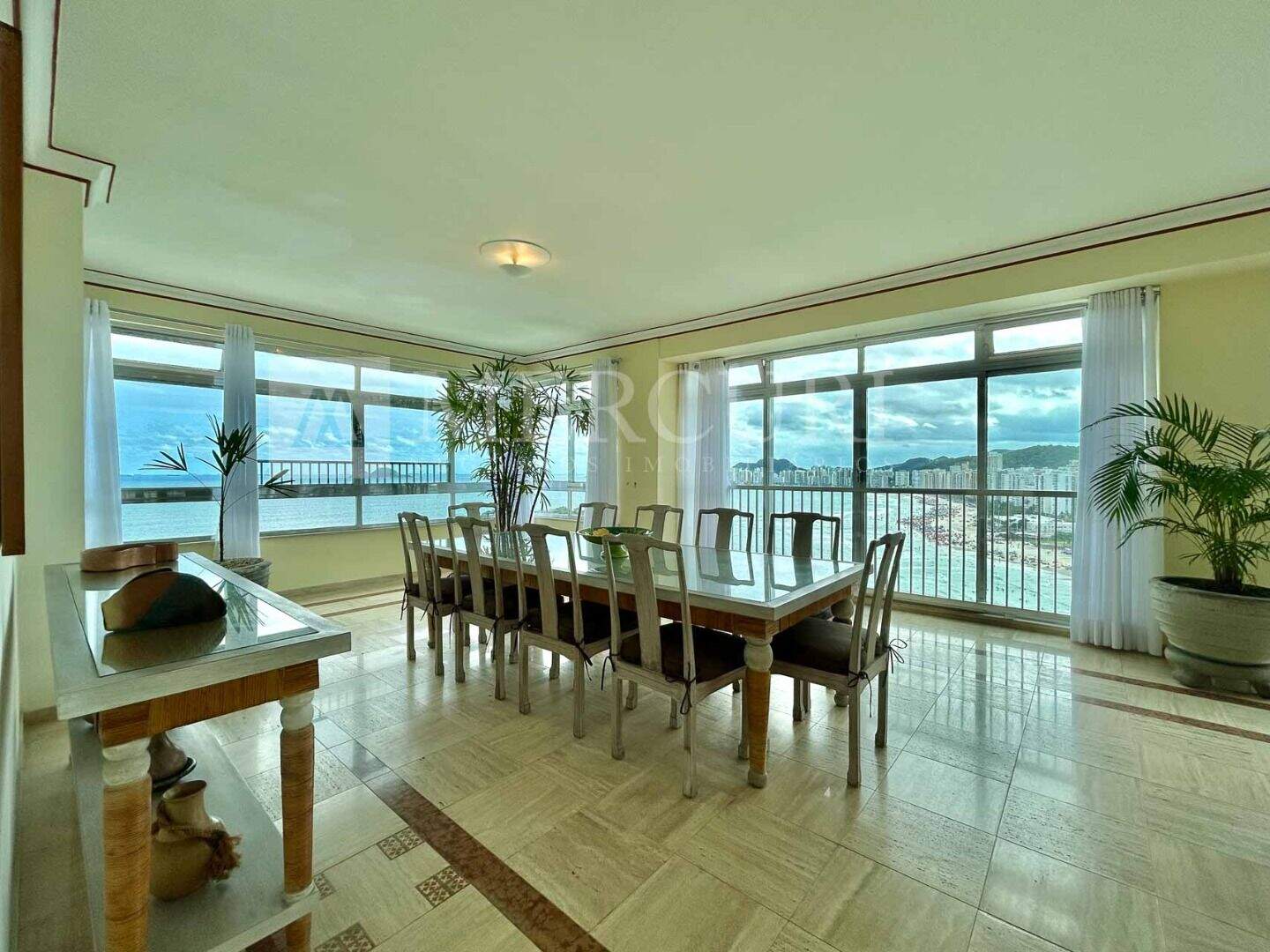 Apartamento à venda no Enseada: Variedade de apartamentos a venda no guarujá na Praia das Pitangueiras, ofertados pelas principais imobiliárias em guarujá da região.