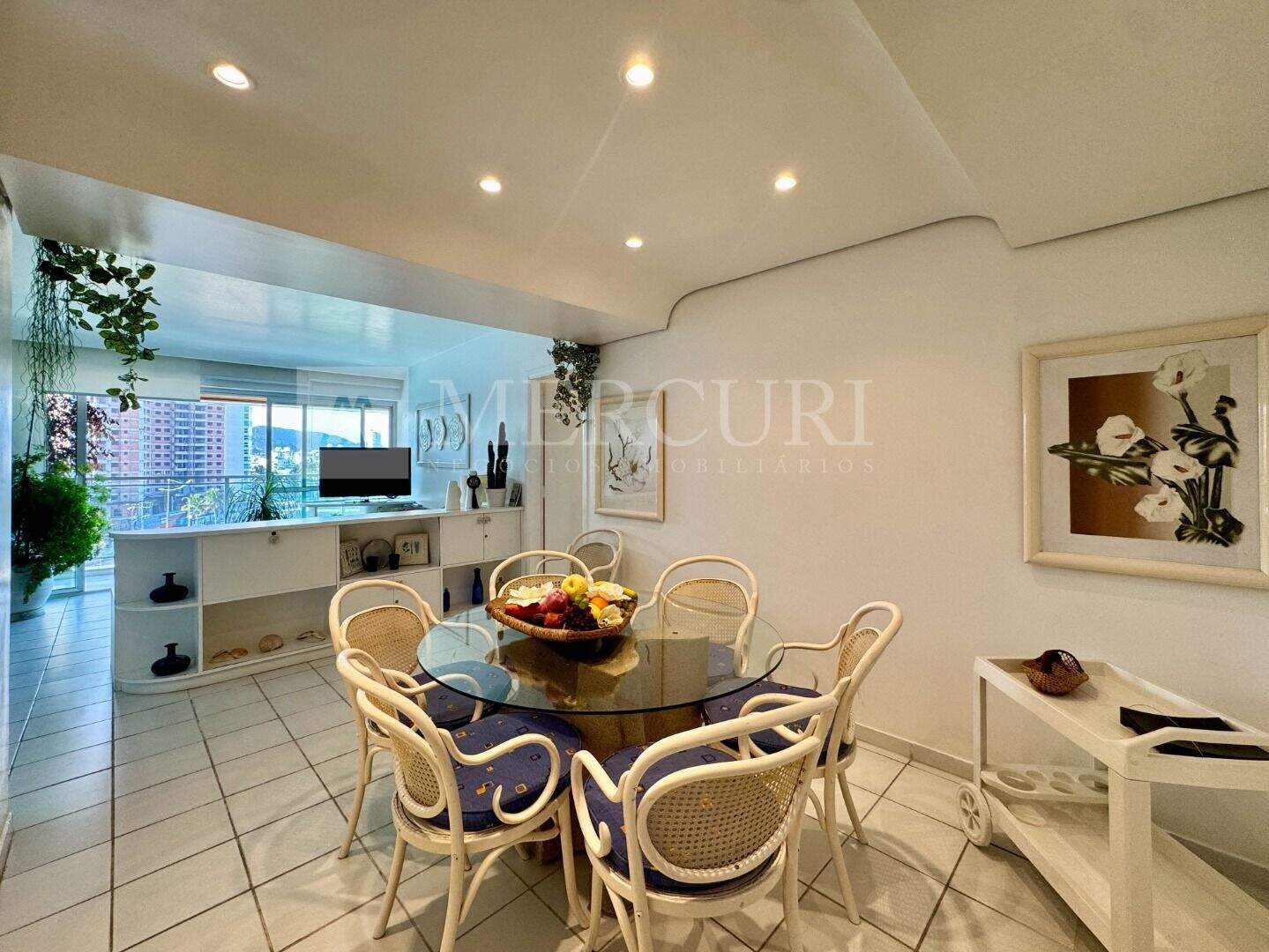 Apartamento à venda no Enseada: Busca por apartamentos a venda no Guarujá na Praia das Pitangueiras? Consulte a imobiliária em Guarujá e imobiliaria em Guarujá para mais detalhes.