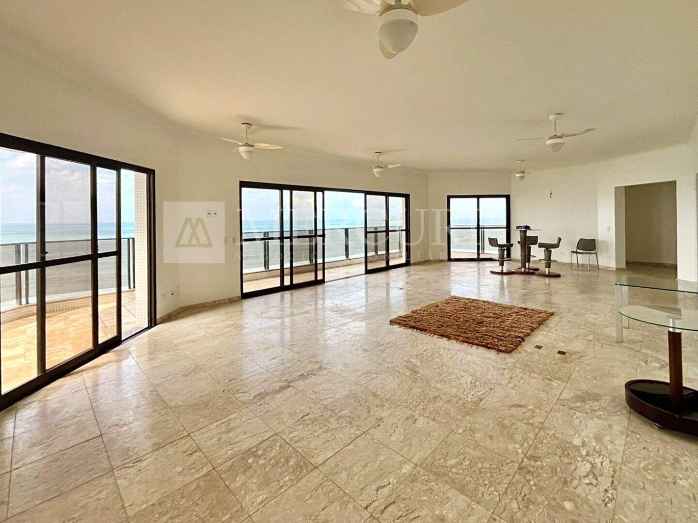 Apartamento à venda no Jardim Astúrias: Desfrute de apartamentos a venda no Guarujá na Praia das Astúrias, ideais para quem busca tranquilidade, com a ajuda de uma imobiliária em Guarujá.