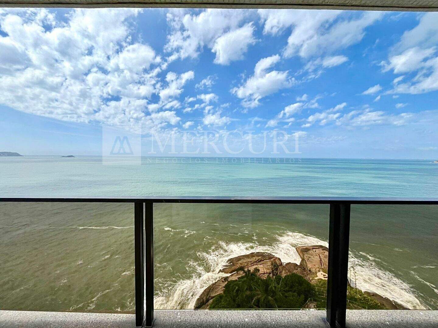 Apartamento à venda no Jardim Astúrias: Desfrute de apartamentos a venda no Guarujá na Praia das Astúrias, ideais para quem busca tranquilidade, com a ajuda de uma imobiliária em Guarujá.
