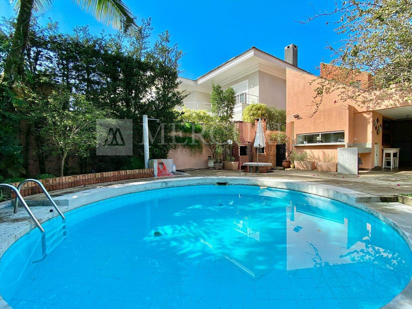 Casa à venda no Enseada: imobiliárias em guarujá apresentam casa a venda no guarujá no granville, condomínio de alto padrão.