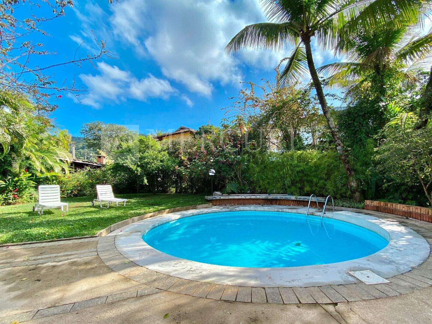 Casa à venda no Enseada: imobiliárias em guarujá apresentam casa a venda no guarujá no granville, condomínio de alto padrão.