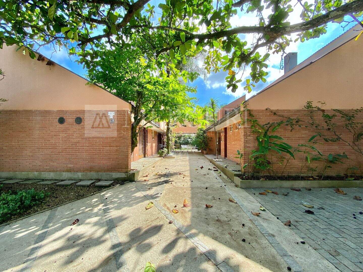Casa à venda no Enseada: imobiliárias em guarujá apresentam casa a venda no guarujá no granville, condomínio de alto padrão.