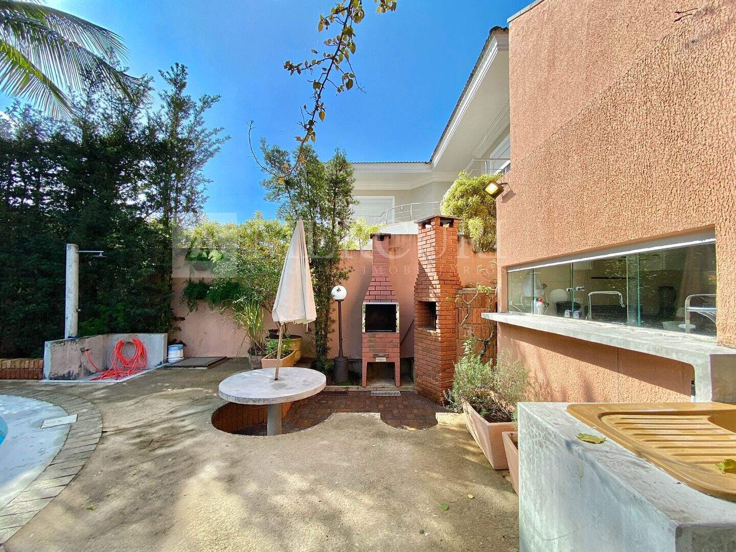 Casa à venda no Enseada: imobiliárias em guarujá apresentam casa a venda no guarujá no granville, condomínio de alto padrão.