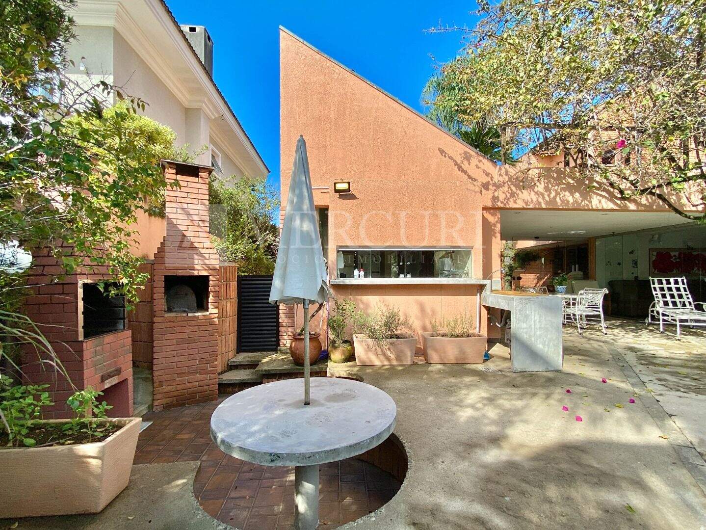 Casa à venda no Enseada: imobiliárias em guarujá apresentam casa a venda no guarujá no granville, condomínio de alto padrão.