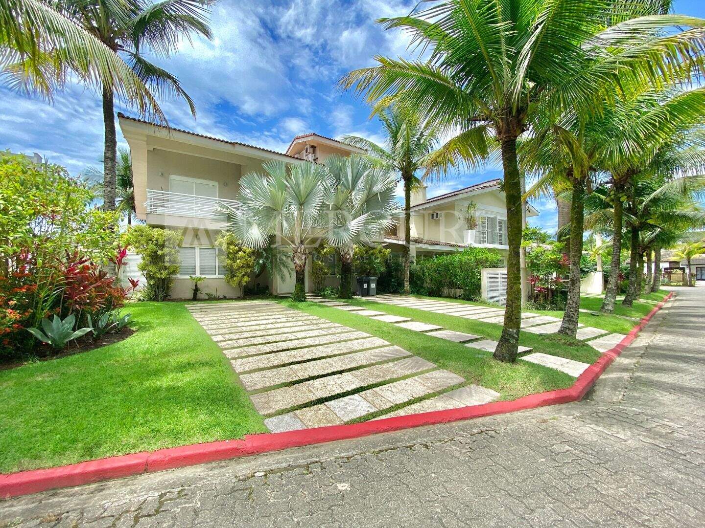 Casa à venda no Balneário Praia do Pernambuco: imobiliárias em guarujá anunciam casa a venda no guarujá no jardim pernambuco, com infraestrutura de luxo.
