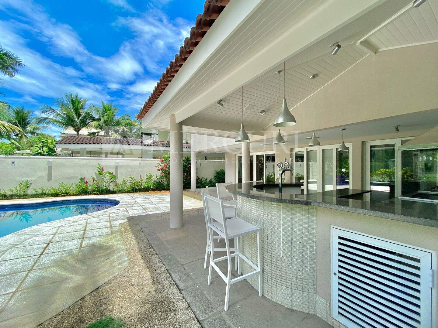 Casa à venda no Balneário Praia do Pernambuco: imobiliárias em guarujá anunciam casa a venda no guarujá no jardim pernambuco, com infraestrutura de luxo.