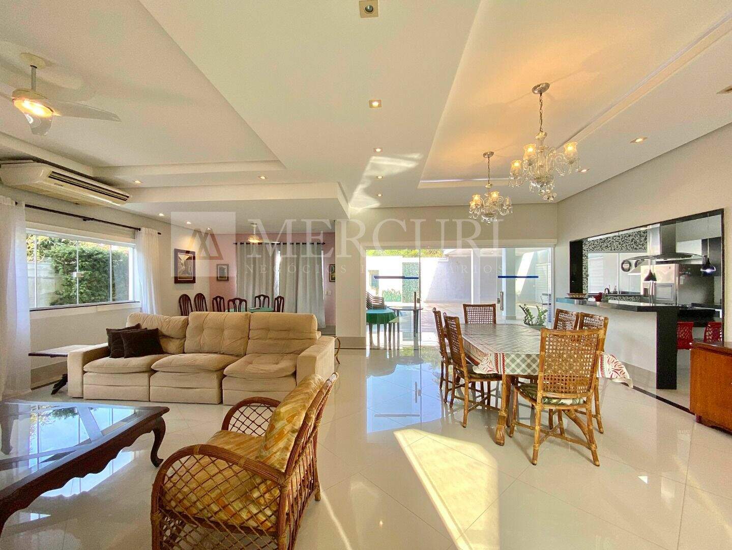 Casa à venda no Balneário Praia do Pernambuco: casa a venda no guarujá no costão do pernambuco, ofertada por imobiliárias em guarujá especializadas em alto padrão.