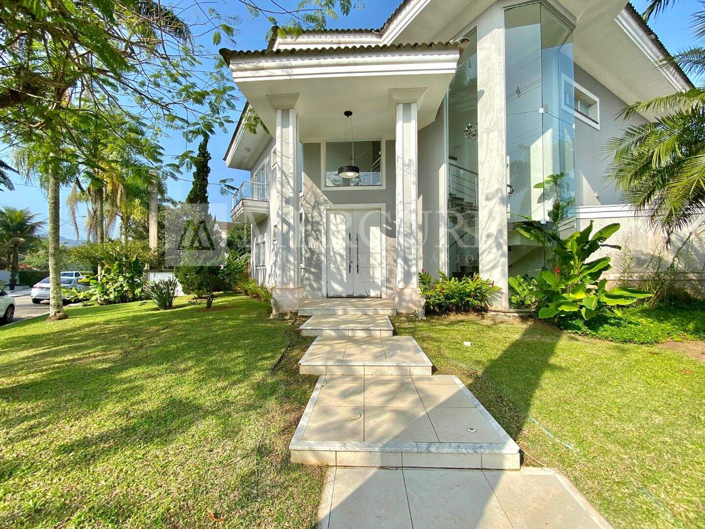 Casa à venda no Balneário Praia do Pernambuco: casa a venda no guarujá no costão do pernambuco, ofertada por imobiliárias em guarujá especializadas em alto padrão.