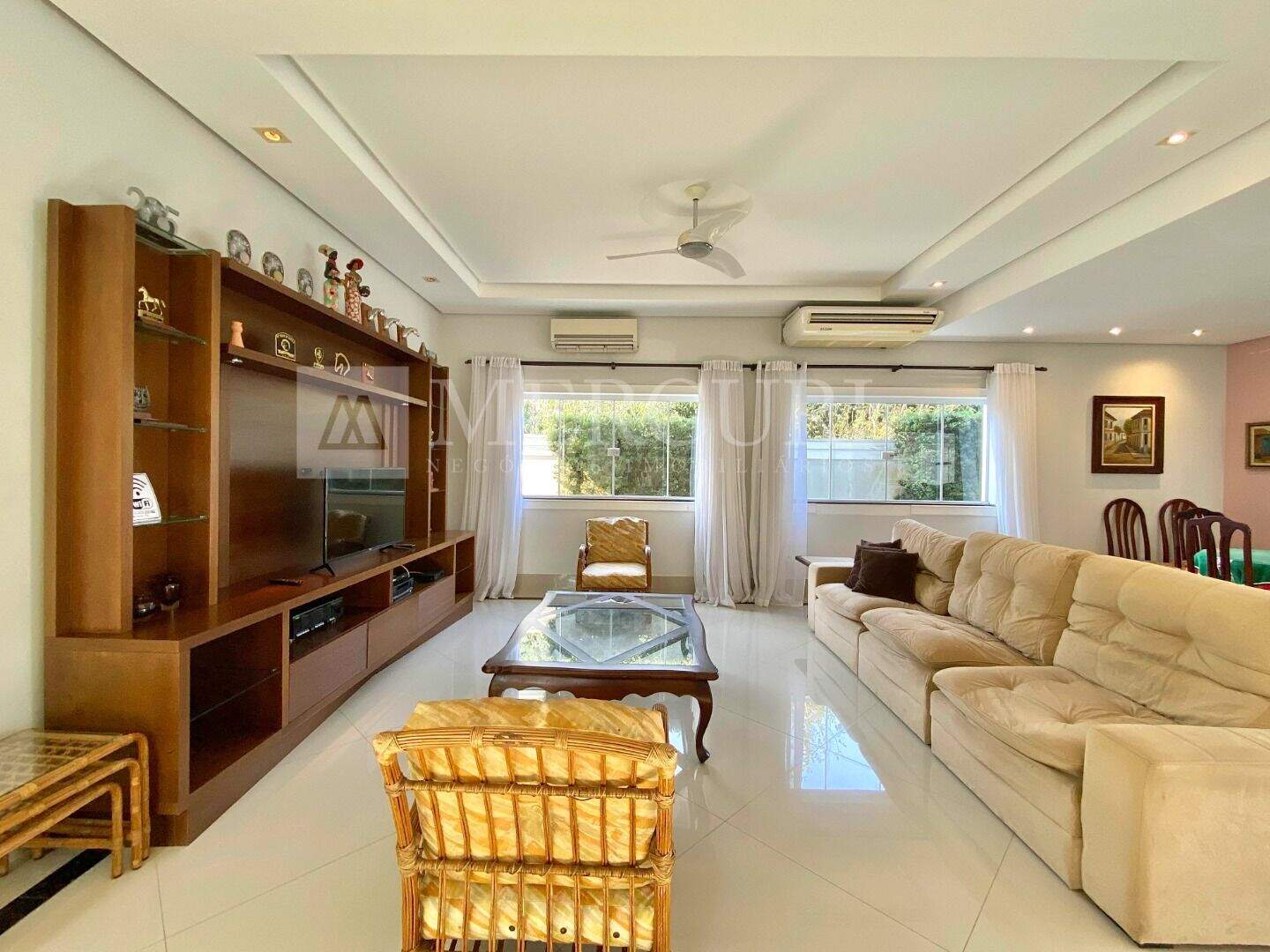 Casa à venda no Balneário Praia do Pernambuco: casa a venda no guarujá no costão do pernambuco, ofertada por imobiliárias em guarujá especializadas em alto padrão.