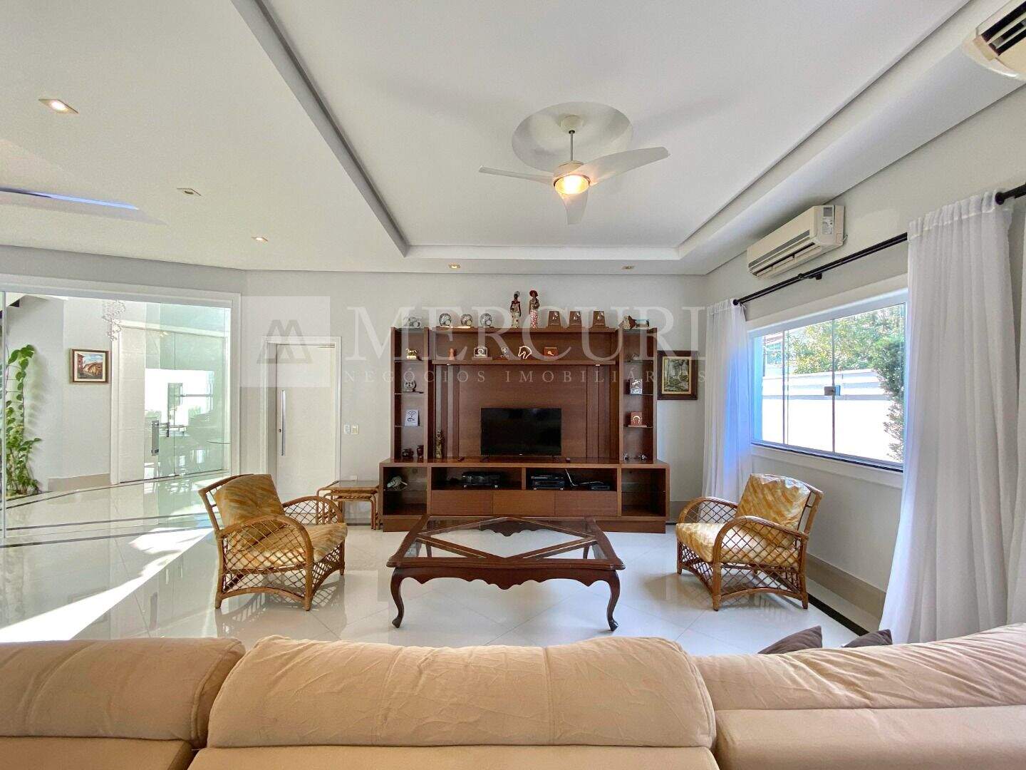 Casa à venda no Balneário Praia do Pernambuco: casa a venda no guarujá no costão do pernambuco, ofertada por imobiliárias em guarujá especializadas em alto padrão.
