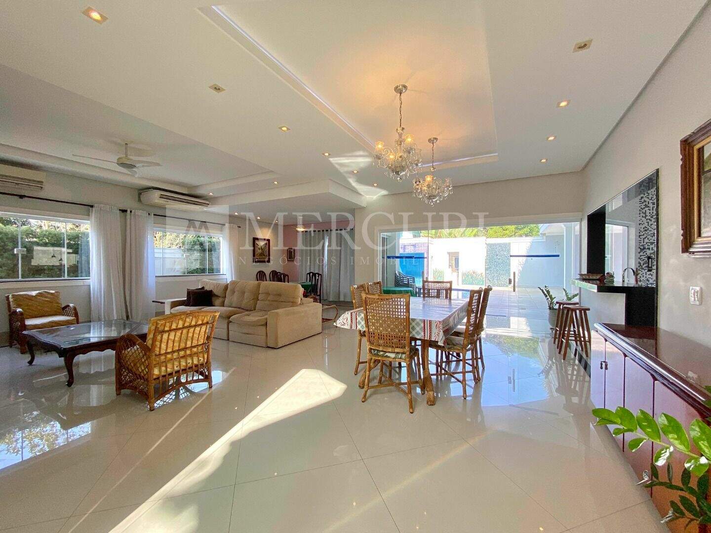 Casa à venda no Balneário Praia do Pernambuco: casa a venda no guarujá no costão do pernambuco, ofertada por imobiliárias em guarujá especializadas em alto padrão.