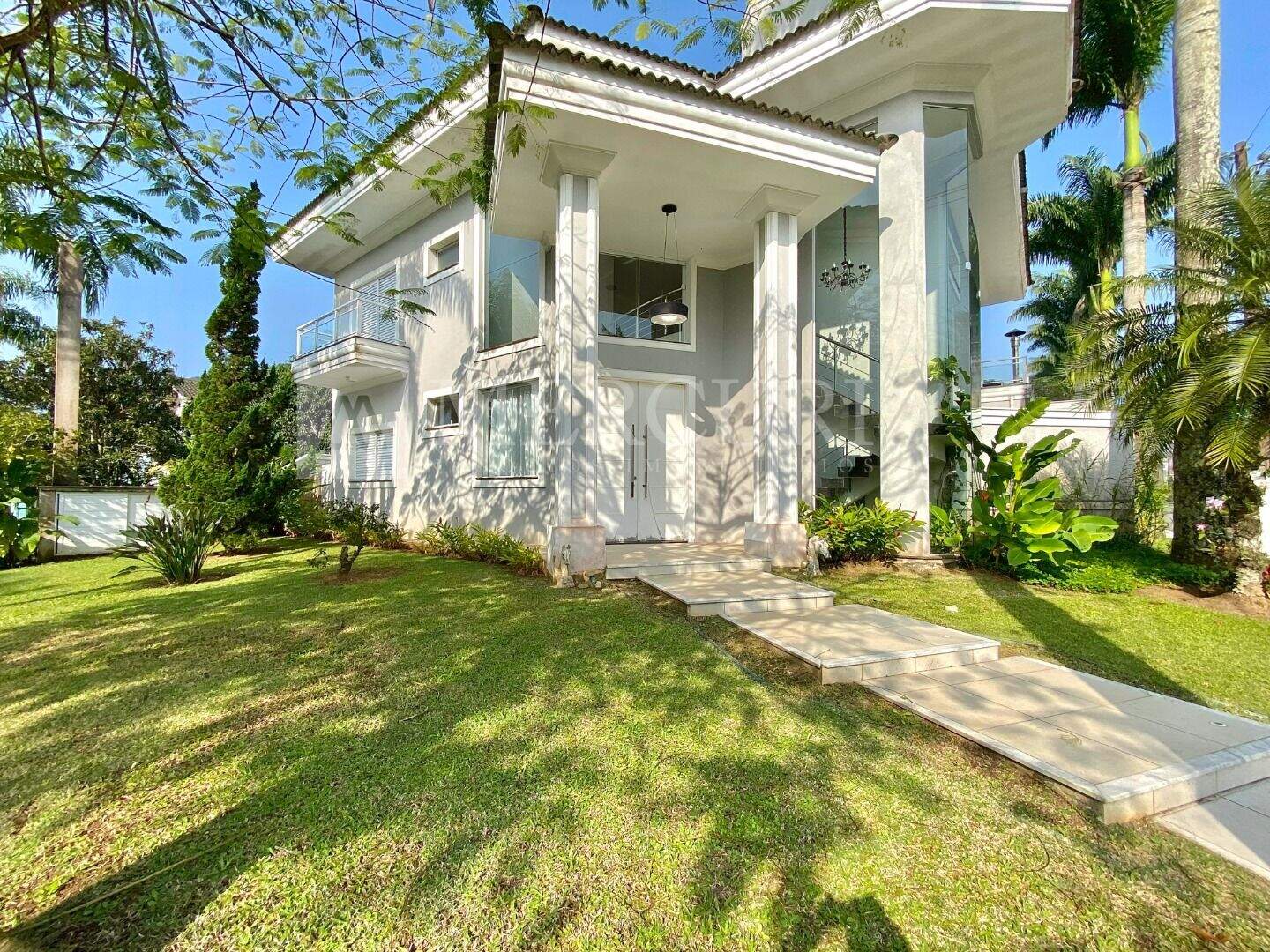 Casa à venda no Balneário Praia do Pernambuco: casa a venda no guarujá no costão do pernambuco, ofertada por imobiliárias em guarujá especializadas em alto padrão.