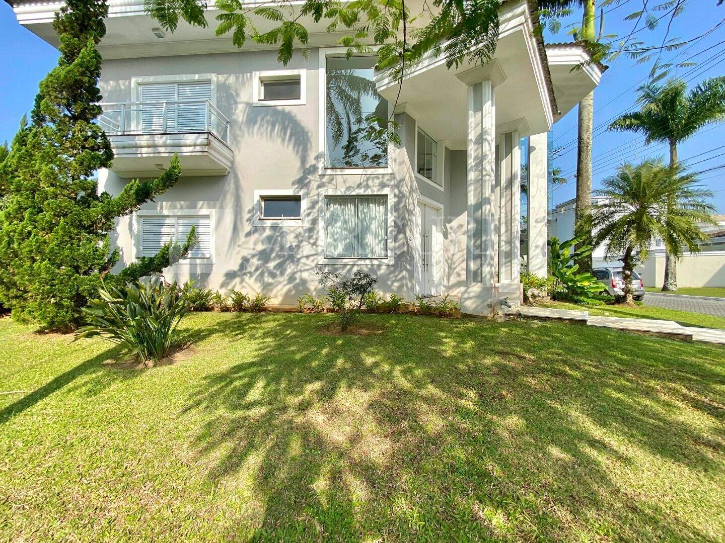Casa à venda no Balneário Praia do Pernambuco: casa a venda no guarujá no costão do pernambuco, ofertada por imobiliárias em guarujá especializadas em alto padrão.