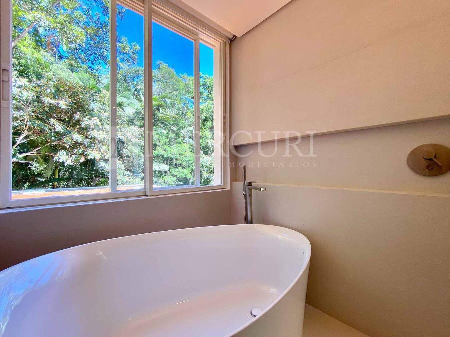 Casa à venda no Cidade Jardim Tom: casa a venda no guarujá no condomínio Sitio São Pedro, anunciada por imobiliárias em guarujá especializadas em imóveis exclusivos.