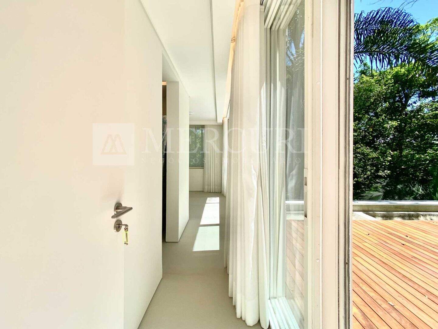 Casa à venda no Cidade Jardim Tom: casa a venda no guarujá no condomínio Sitio São Pedro, anunciada por imobiliárias em guarujá especializadas em imóveis exclusivos.