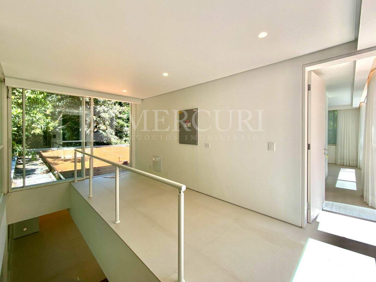Casa à venda no Cidade Jardim Tom: casa a venda no guarujá no condomínio Sitio São Pedro, anunciada por imobiliárias em guarujá especializadas em imóveis exclusivos.