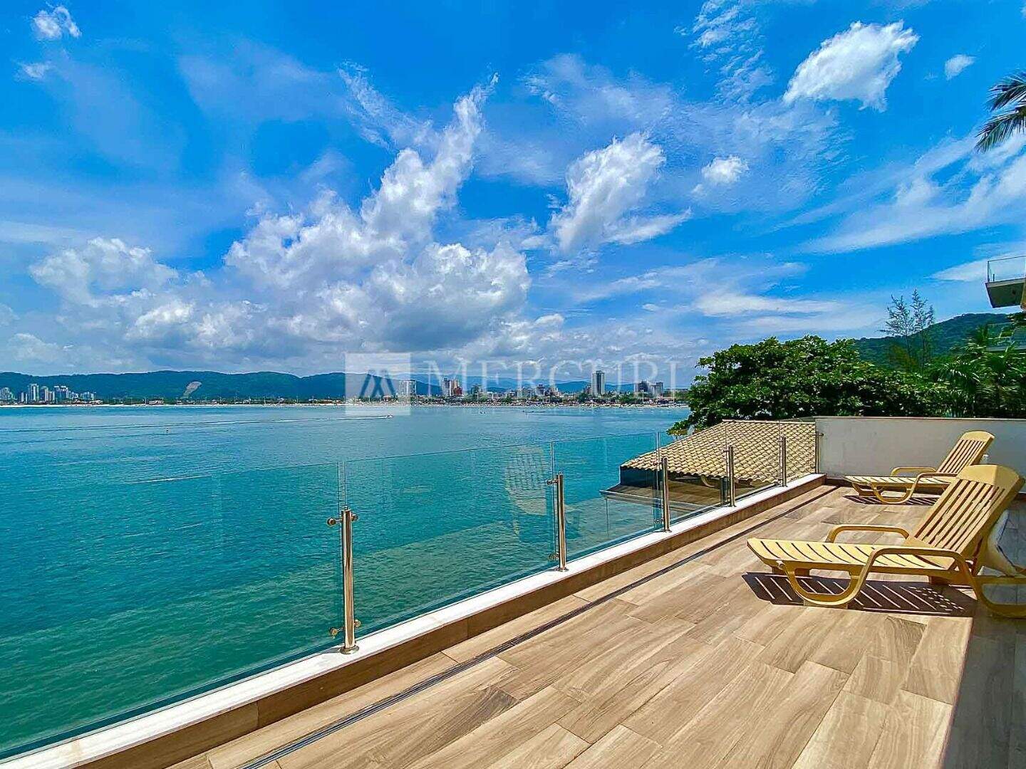 Casa à venda no Enseada: Opções de casas a venda no Guarujá na Praia das Pitangueiras, para quem busca conforto e lazer, pela imobiliária guarujá.