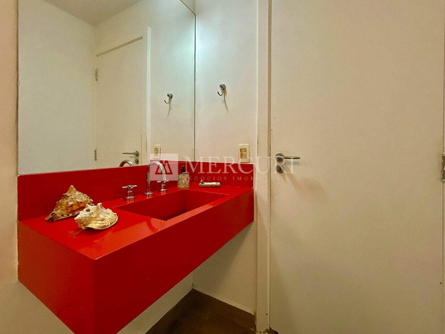 Casa à venda no Enseada: Opções de casas a venda no Guarujá na Praia das Pitangueiras, para quem busca conforto e lazer, pela imobiliária guarujá.