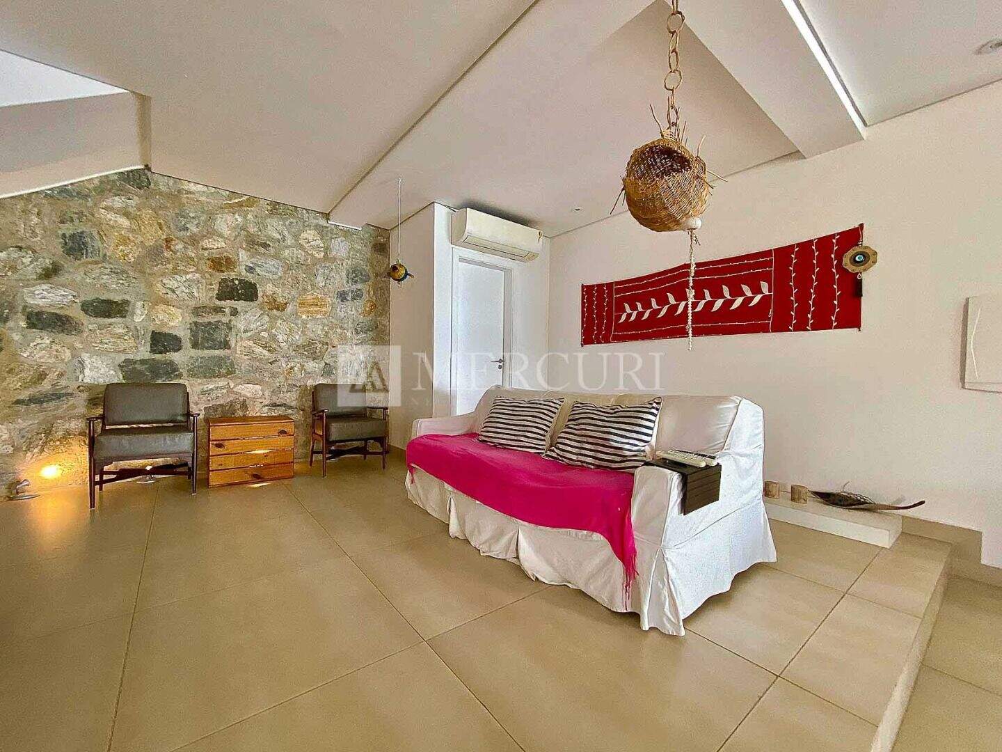 Casa à venda no Enseada: Opções de casas a venda no Guarujá na Praia das Pitangueiras, para quem busca conforto e lazer, pela imobiliária guarujá.