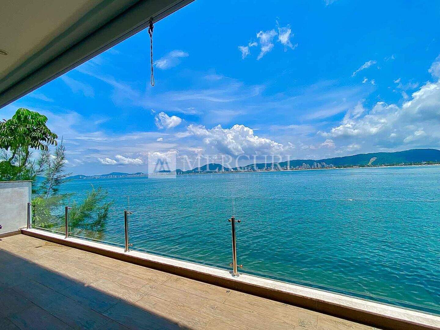 Casa à venda no Enseada: Opções de casas a venda no Guarujá na Praia das Pitangueiras, para quem busca conforto e lazer, pela imobiliária guarujá.
