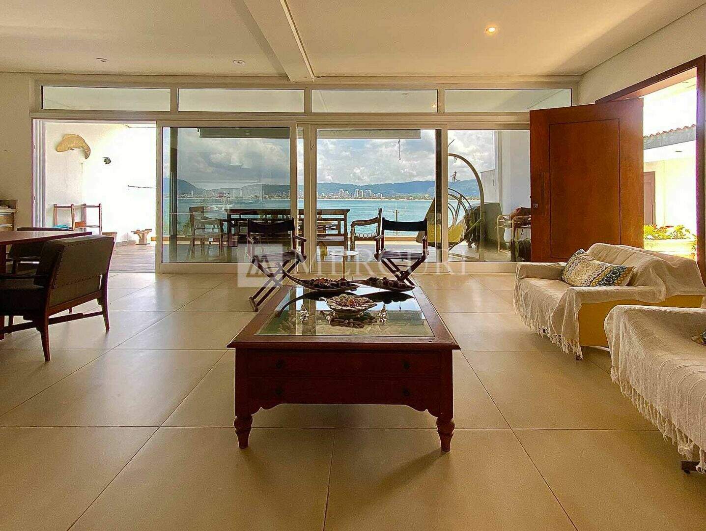 Casa à venda no Enseada: Opções de casas a venda no Guarujá na Praia das Pitangueiras, para quem busca conforto e lazer, pela imobiliária guarujá.
