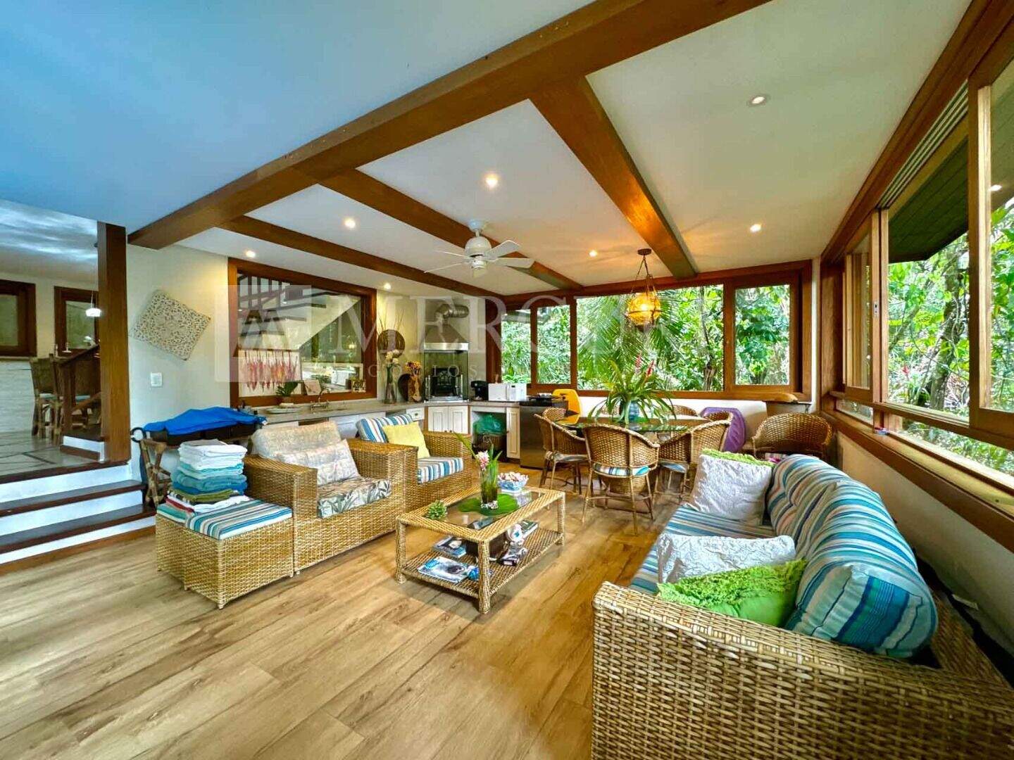 Casa à venda no Balneario Praia do Perequê: casa a venda no guarujá no condomínio granville, anunciada por imobiliárias em guarujá especializadas em imóveis exclusivos.